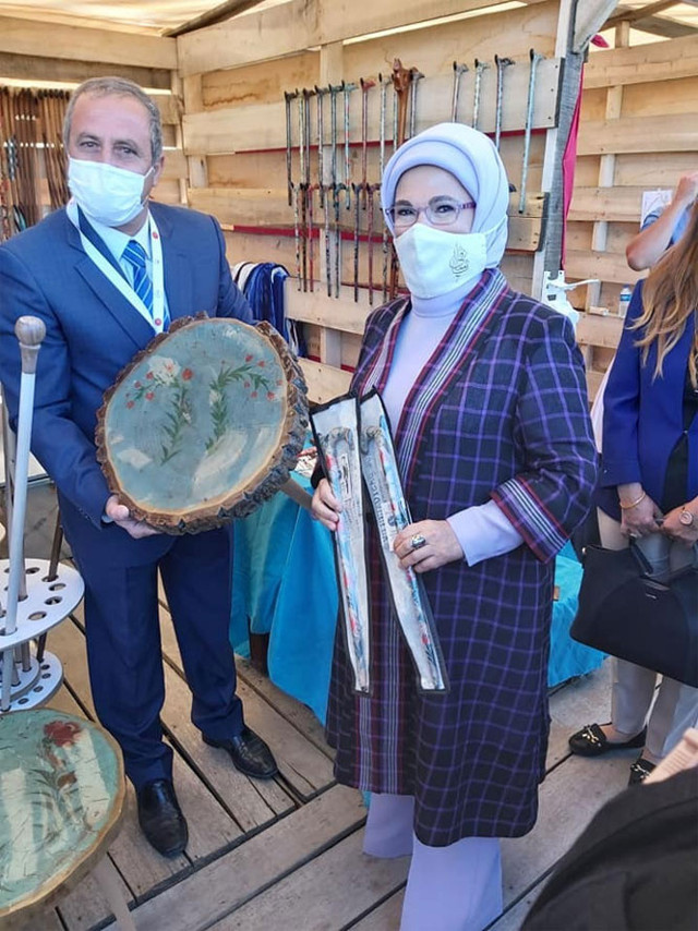 Ahlat'a gelen Emine Erdoğan atık malzemelerden yapılan ürünleri inceledi - Resim: 0