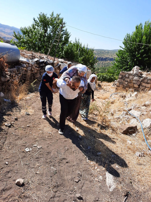 Ambulans şoförü 120 kilo ağırlığındaki hastayı 2 kilometre sırtında taşıdı - Resim: 0