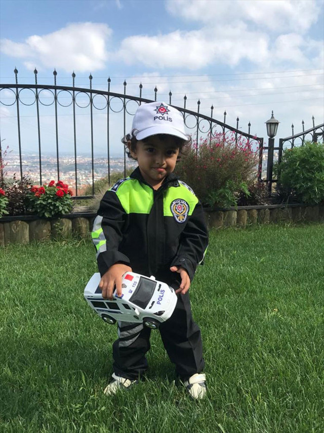 Sakarya İl Emniyet Müdürü Kaya'dan polis maketine sarılan minik Ertuğrul'a sürpriz - Resim: 1