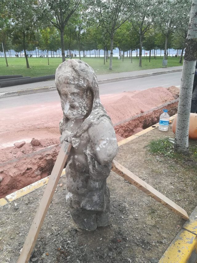İzmit'te yol kazısında Roma dönemine ait olduğu düşünülen heykel bulundu - Resim: 0