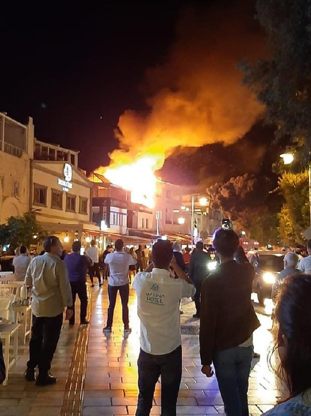 Bodrum'da korkutan yangın! Meraklı kalabalık cep telefonlarına sarıldı - Resim: 0