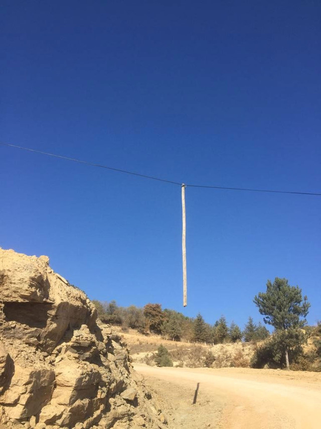 Kütahya'da telefon telleri direği taşıyor gören telefona sarılıyor - Resim: 0
