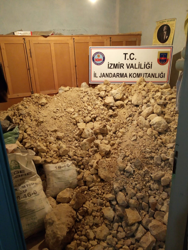 İzmir'de inanılmaz görüntüler! Mutfakta kaçak kazıya jandarma darbesi - Resim: 1