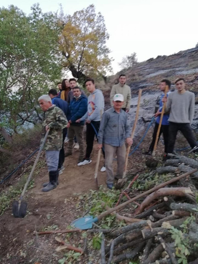 Aydın'da çıkan yangını köylüler söndürdü - Resim: 0