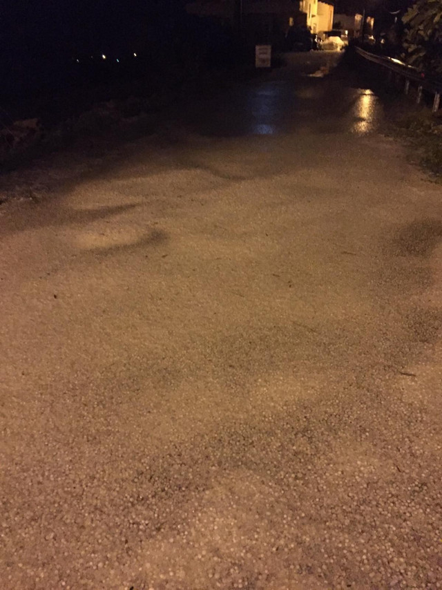 Şaşırtan görüntü! Antalya'da ceviz büyüklüğünde dolu yağdı  - Resim: 0