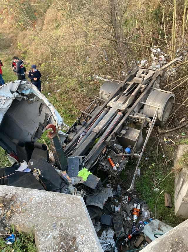 TEM'de korkunç kaza: Kontrolden çıkan kamyonet takla attı 2 ölü - Resim: 1