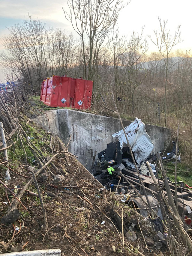 TEM'de korkunç kaza: Kontrolden çıkan kamyonet takla attı 2 ölü - Resim: 0