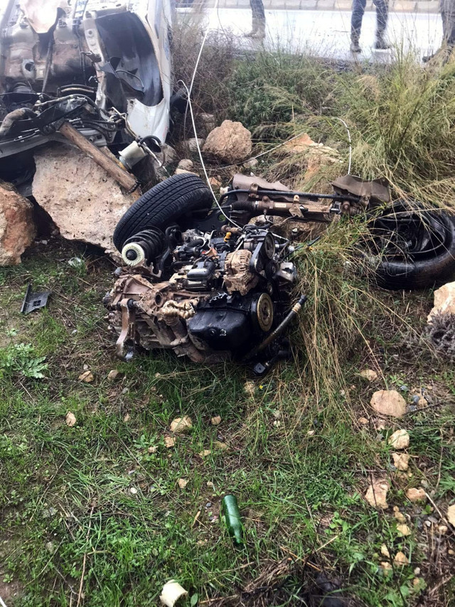 Aydın'da korkunç trafik kazası: Elektrik direğine çarpan araçta 1 kişi öldü 1 kişi yaralandı - Resim: 1