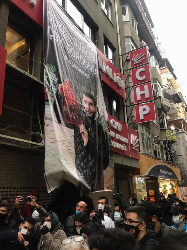 CHP'yi sarsan intihar! istifalar yağmur gibi geldi gençler 'bıçak kemiğe dayandı' sloganları attı - Resim: 6