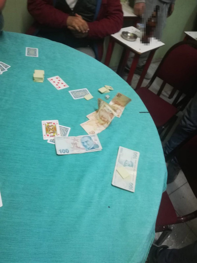 İzmir'de kısıtlamada kumar partisine polisten baskın - Resim: 1