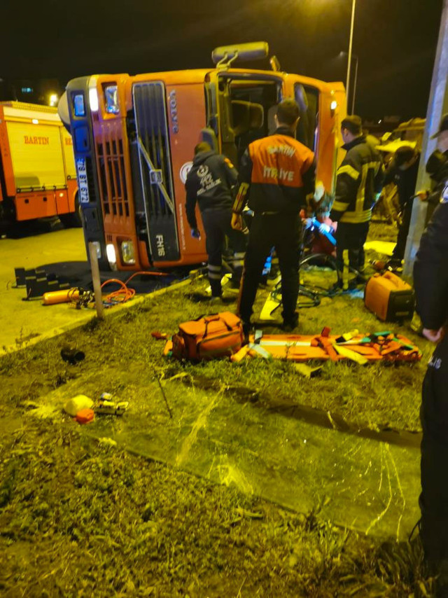 Bartın'da TIR devrildi şoförün kolu koptu - Resim: 0