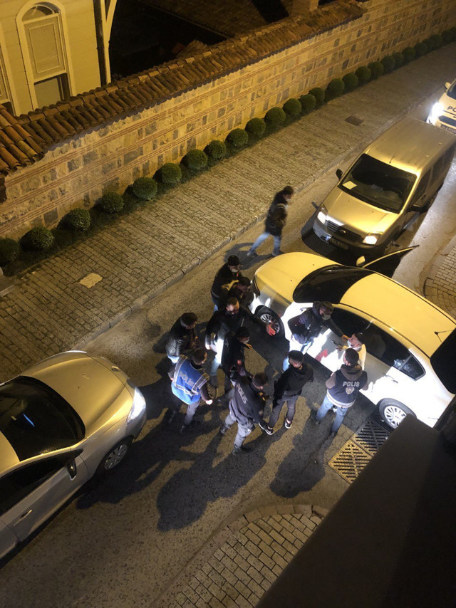 Üsküdar'da polisin "dur" ihtarına uymayanlar polis aracına çarpınca yakalandı - Resim: 1