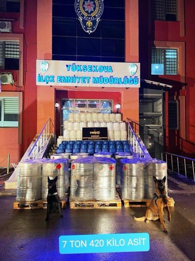 İçişleri Bakanı Soylu: Hakkari Yüksekova'da ton 420 kilo asetik asit ele geçirildi - Resim: 0