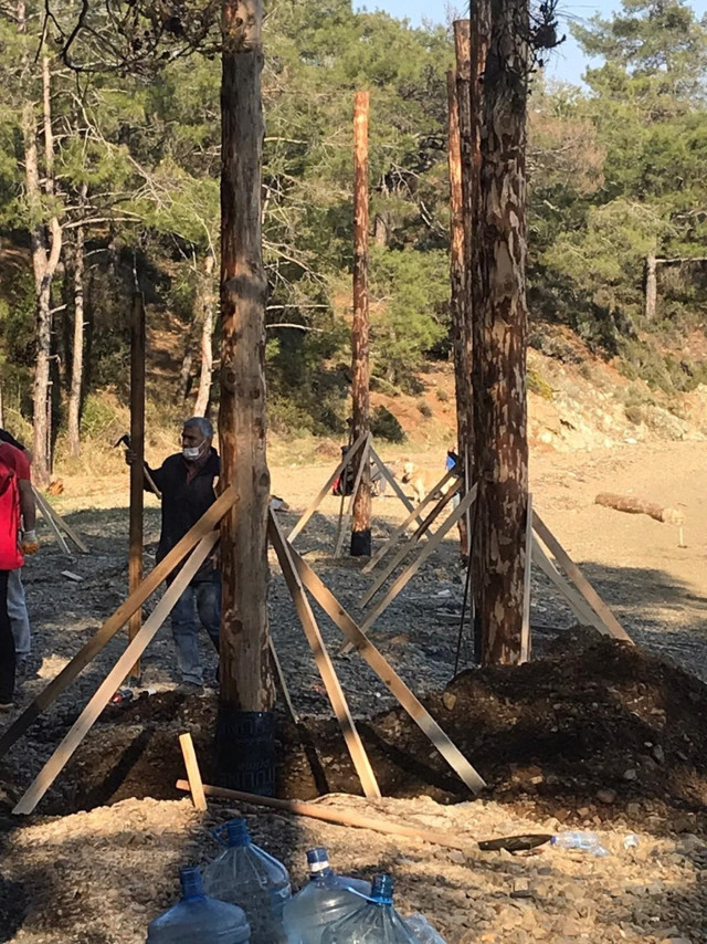 Kısıtlamanın sessizliğini fırsat bildiler! Dünyaca ünlü koyda 'kaçak inşaat' çalışması - Resim: 2