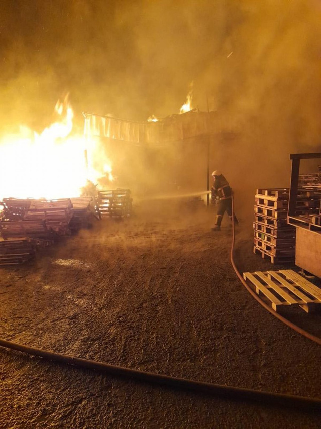 Gebze’de palet fabrikasındaki yangın söndürüldü - Resim: 1