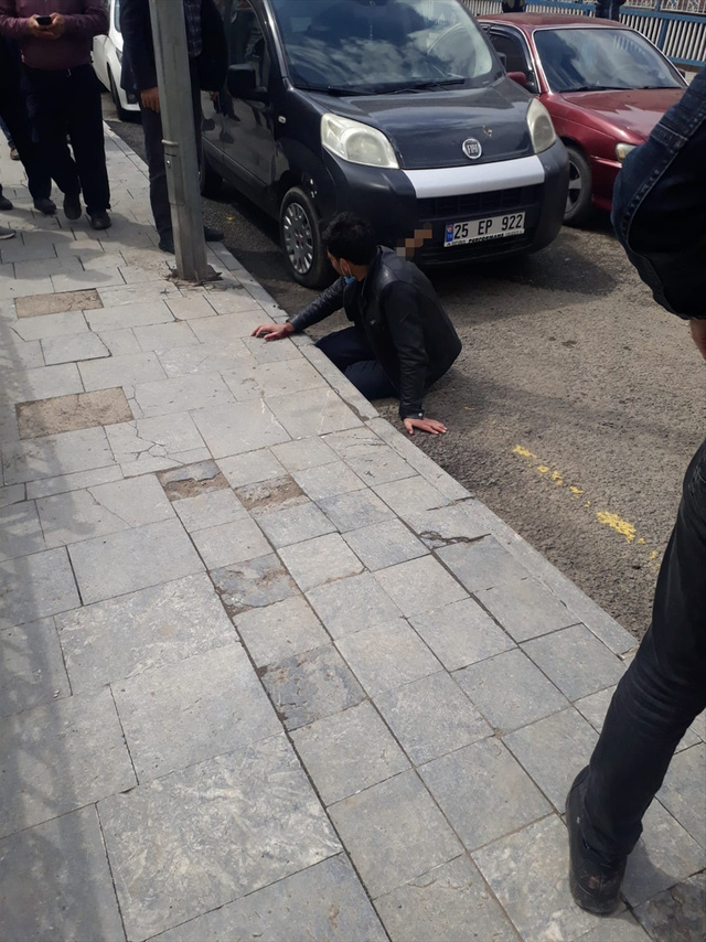 Erzurum'da sokak ortasında kabusu yaşadı! Sırtında bıçakla hastaneye götürüldü - Resim: 2