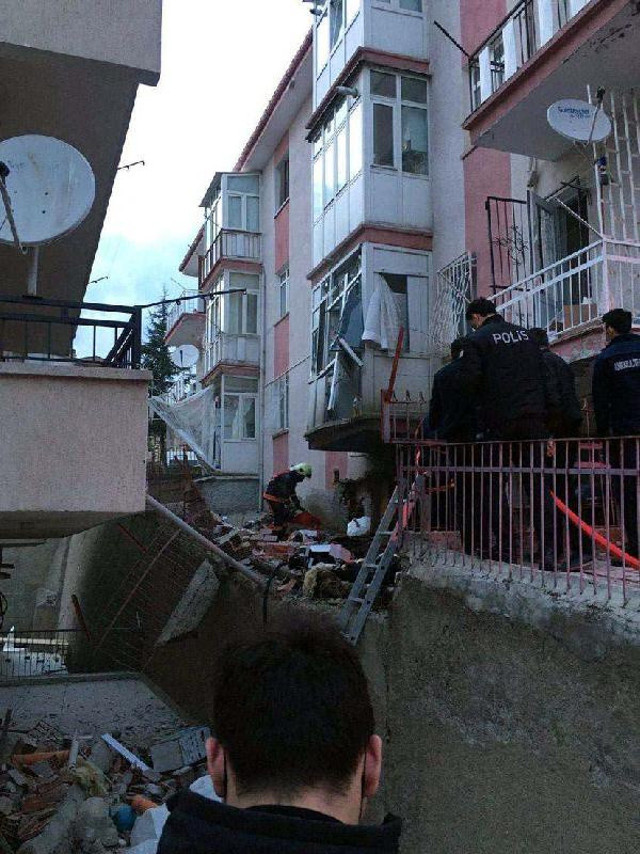 Ankara'da 2 katlı binanın kömürlüğünde patlama oldu! Elektriği yakınca gümledi - Resim: 0