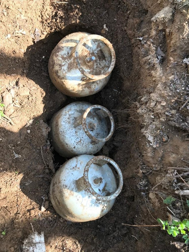 Bitlis'te PKK'nın 12 odalı sığınak imha edildi - Resim: 1