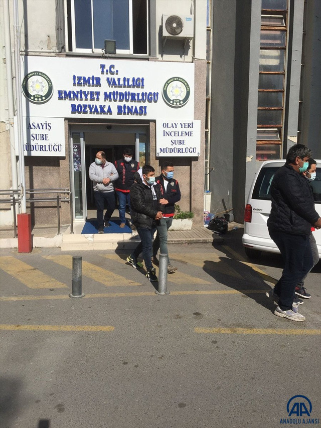 İzmir'de sahte banka evrakıyla 2 kişiyi 3 milyon 540 bin lira dolandırdılar - Resim: 0