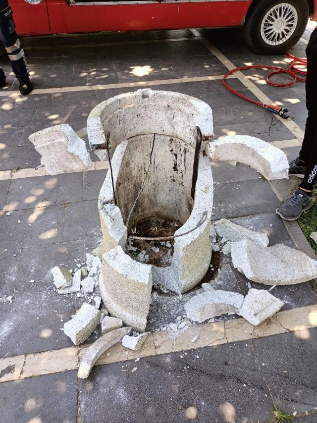 Beton çöp kovasına sıkışan çocuk, 1 saatte kurtarıldı - Resim: 1