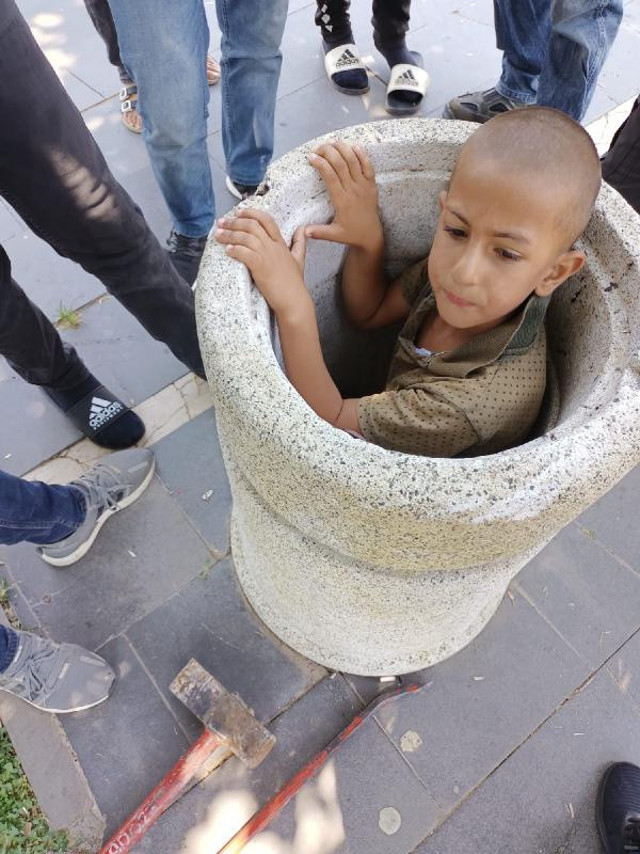 Beton çöp kovasına sıkışan çocuk, 1 saatte kurtarıldı - Resim: 0