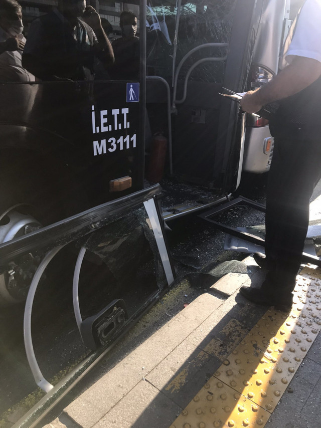 Küçükçekmece'de metrobüsler çarpıştı yaralılar var - Resim: 1