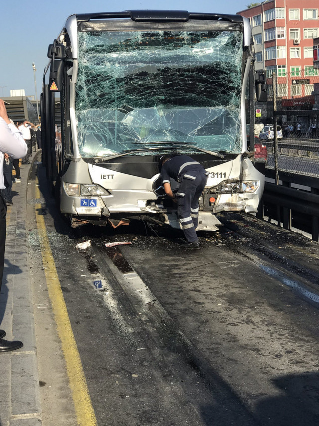 Küçükçekmece'de metrobüsler çarpıştı yaralılar var - Resim: 0