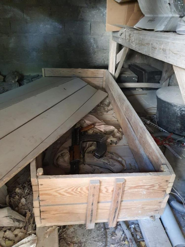 Diyarbakır'da cami bahçesindeki tabuttan cephanelik çıktı - Resim: 1