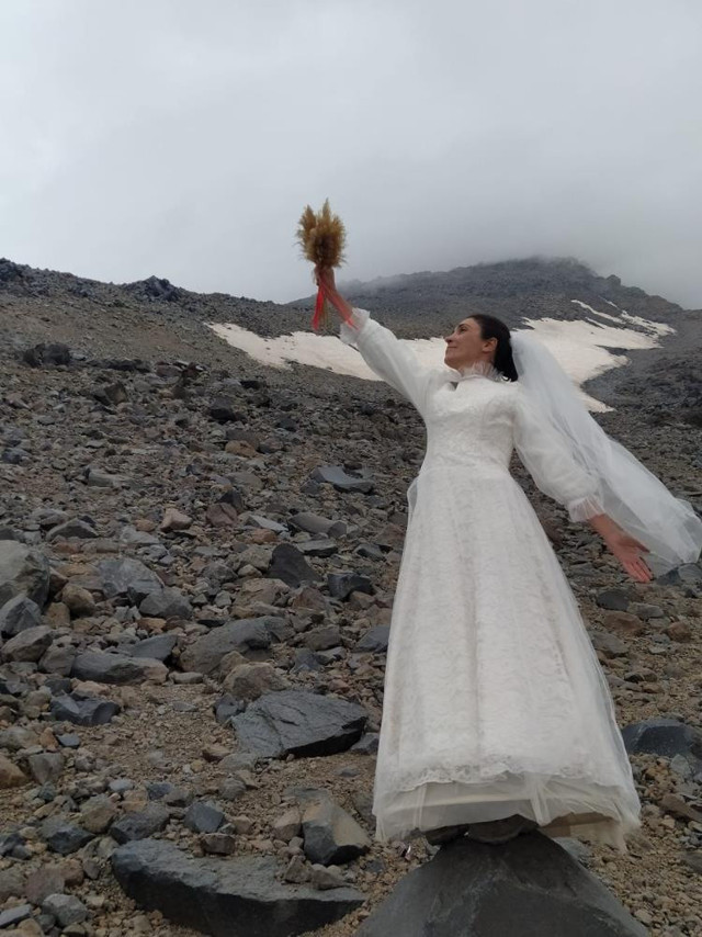 Gelinlikle tırmandığı Ağrı Dağı'yla evlendi! İlginç davranış: Mesaj vermek istedim - Resim: 0