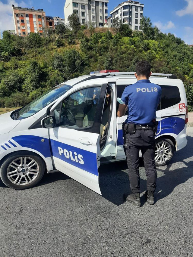 Arnavutköy’de parkta yeni doğmuş bebek bir vatandaş tarafından bulundu - Resim: 0