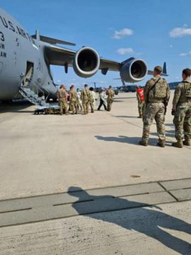 Afganistan'da Taliban'dan kaçan kadın ABD kargo uçağında doğum yaptı - Resim: 0