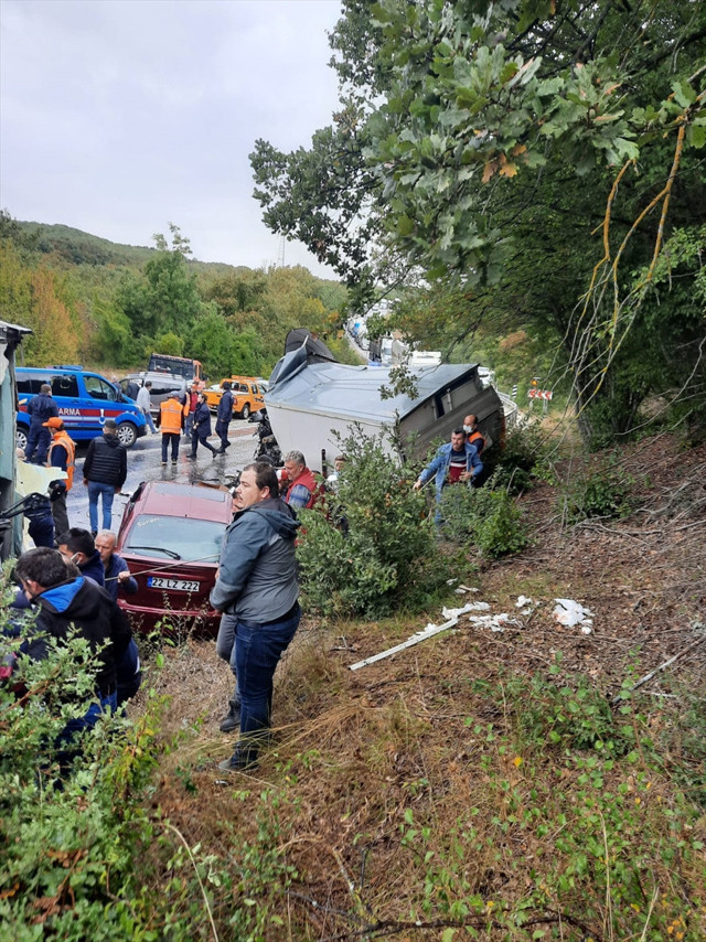 Kırklareli'nde zincirleme trafik kazasında 1 kişi öldü 5 kişi yaralandı - Resim: 0