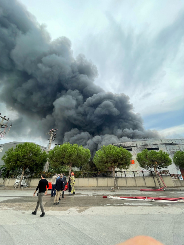Bursa'da elyaf fabrikasında yangın çıktı! Ekipler müdahale ediyor - Resim: 1