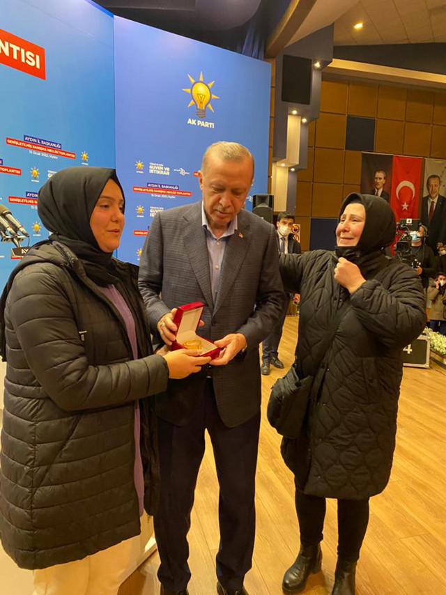 Cumhurbaşkanı Erdoğan'dan üniversite öğrencisine Trabzon hasırı bilezik! Rüyasında gördü gerçek oldu - Resim: 0