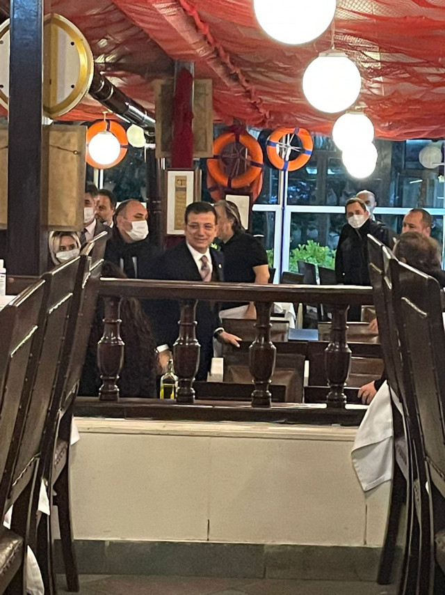 İstanbul yolda kalmışken Ekrem İmamoğlu balıkçıda keyif yaptı iddiası - Resim: 0