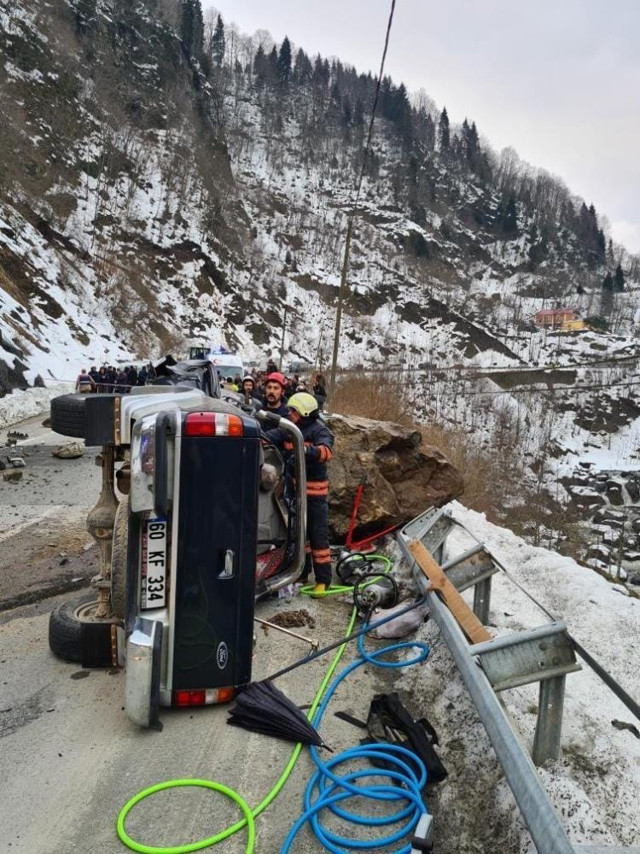 Trabzon'da kaya parçası otomobilin üzerine düştü; 4 ölü - Resim: 3