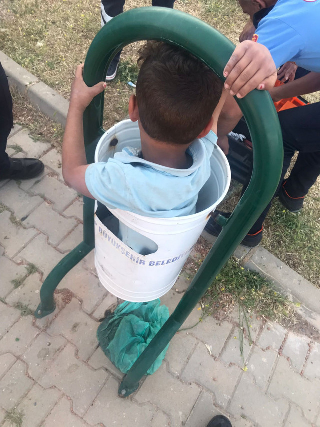 Oyun oynarken 4 yaşındaki çocuk çöp kutusuna sıkıştı - Resim: 0
