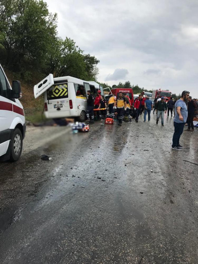 Balıkesir'de katliam gibi kaza! 7 kişi hayatını kaybetti 11 yaralı var - Resim: 0