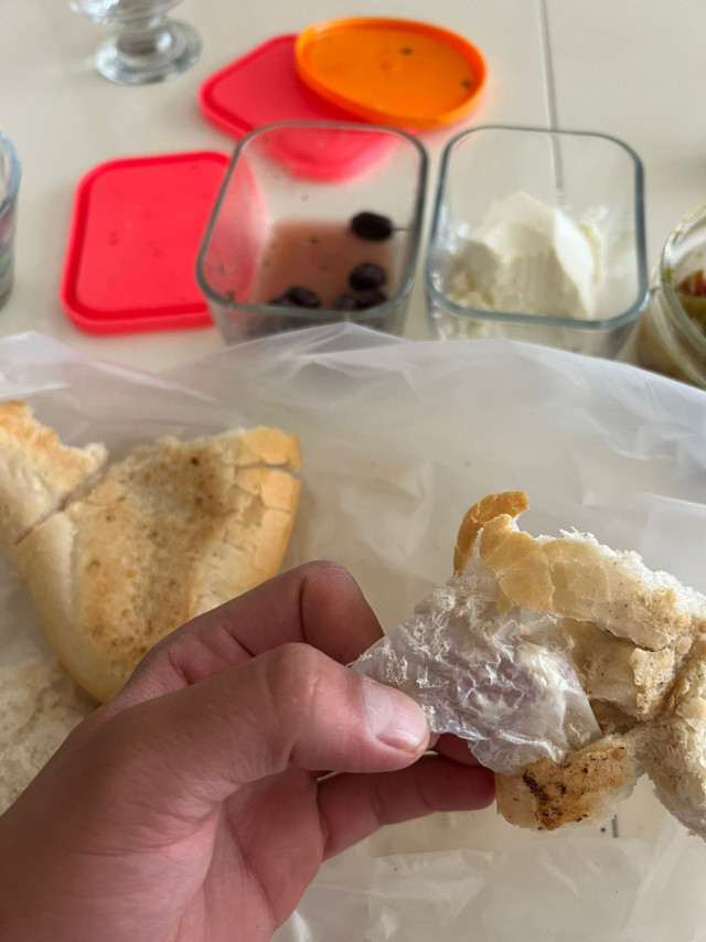 Fırından ekmek aldı tam kahvaltı edecekti ki içinden poşet çıktı! - Resim: 0