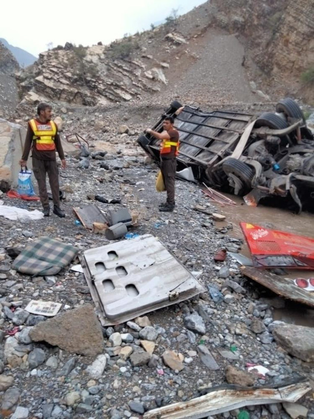 Pakistan'da facia! Otobüs vadiye uçtu: 19 ölü, 12 yaralı - Resim: 1