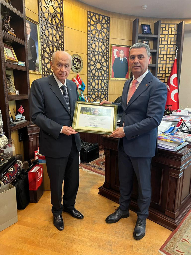 MHP lideri Bahçeli'ye anlamlı hediye: Yaşadığı duygusallığa ortak olduk - Resim: 0