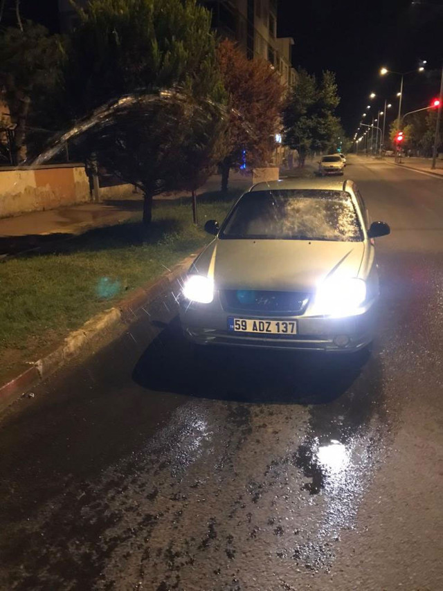 Fıskiyeden boşa akan suyu fırsata çevirdi aracını yıkadı gündem oldu - Resim: 0