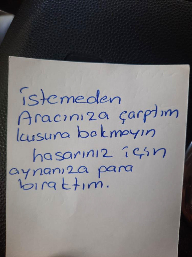 Arabasına bırakılan notu görünce sevindi sıkıştırılan parayı görünce şaşkına döndü - Resim: 1
