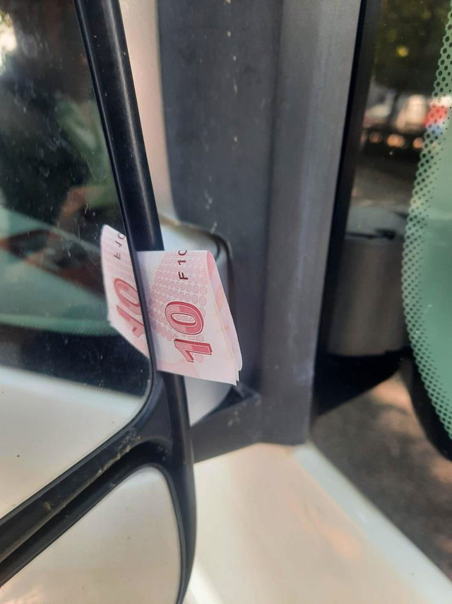 Arabasına bırakılan notu görünce sevindi sıkıştırılan parayı görünce şaşkına döndü - Resim: 0