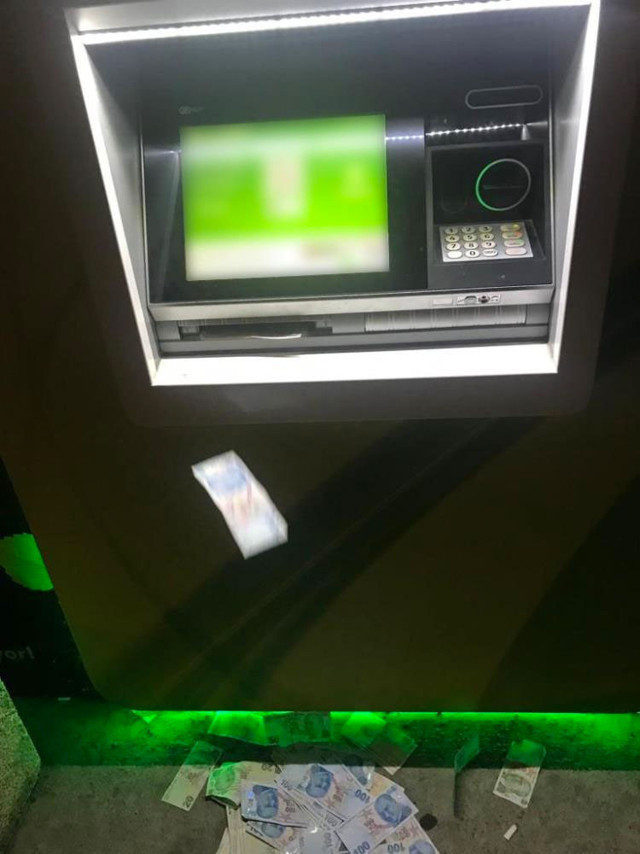 Vatandaş neye uğradığını şaşırdı! Zonguldak'ta ATM sokağa para saçtı! - Resim: 0