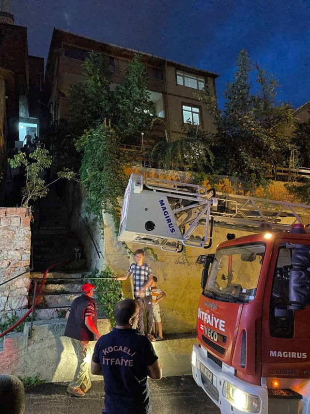 Kocaeli'de akılalmaz olay: Kendini ve evini yakmak istedi, içeriden güçlükle çıkarıldı! - Resim: 0