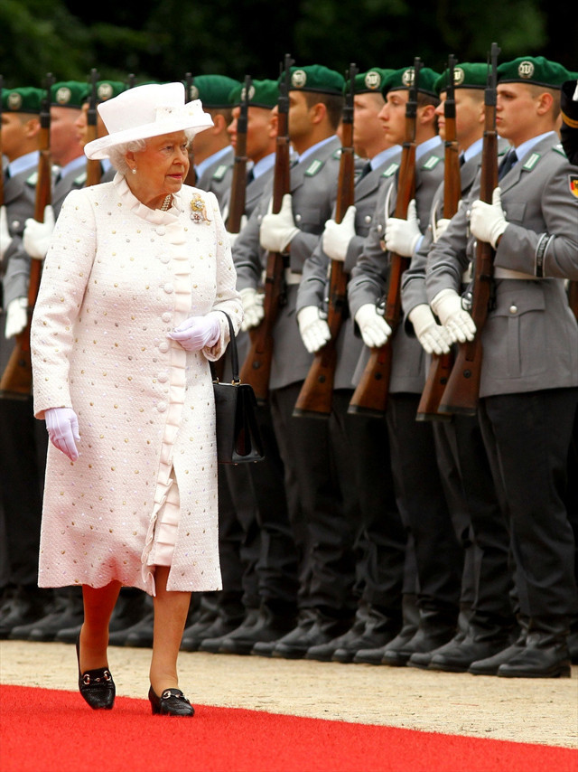 İngiltere Kraliçesi 2. Elizabeth hayatını kaybetti! - Resim: 4