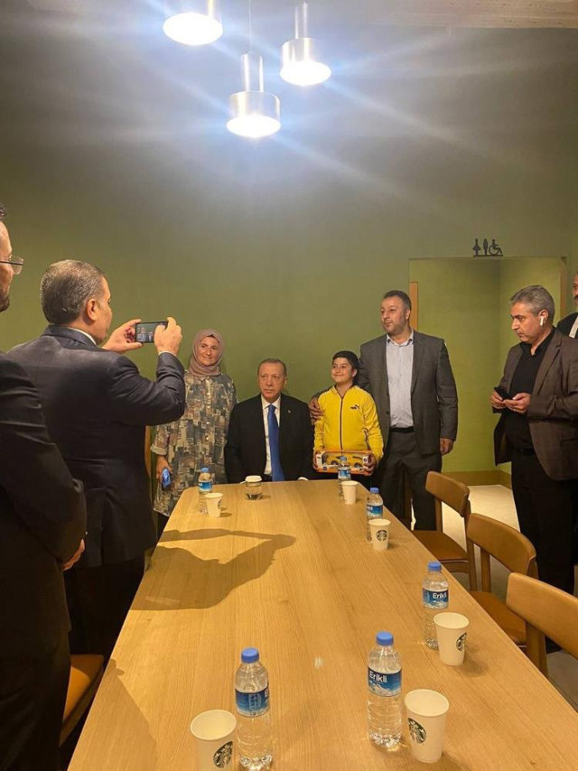 Erdoğan'dan sürpriz ziyaret! Hastane personeli ile bir araya geldi - Resim: 1