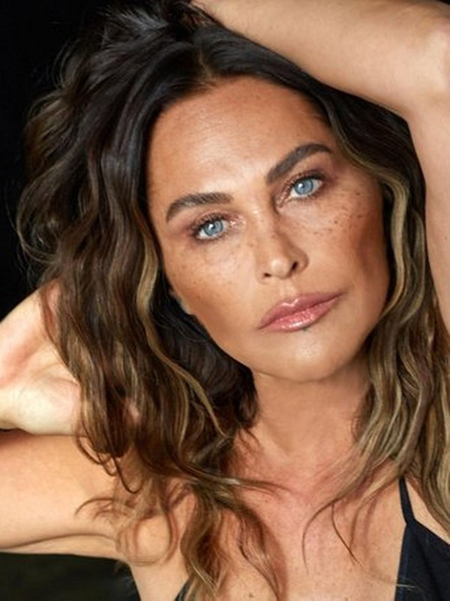 Kim der ki 59 yaşında! Hülya Avşar yeşiller içinde paylaştı! Göğüs dekoltesi olay oldu - Resim: 0