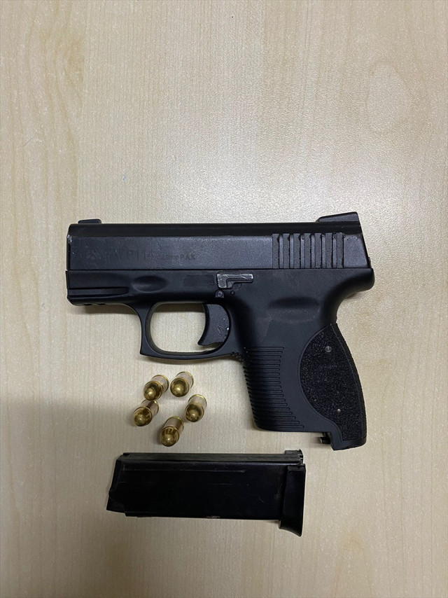 Kızların 'metruk bina' oyununa gelen 2 kişi gasp edildi! Polis onları 'kendi silahıyla' vurdu - Resim: 2